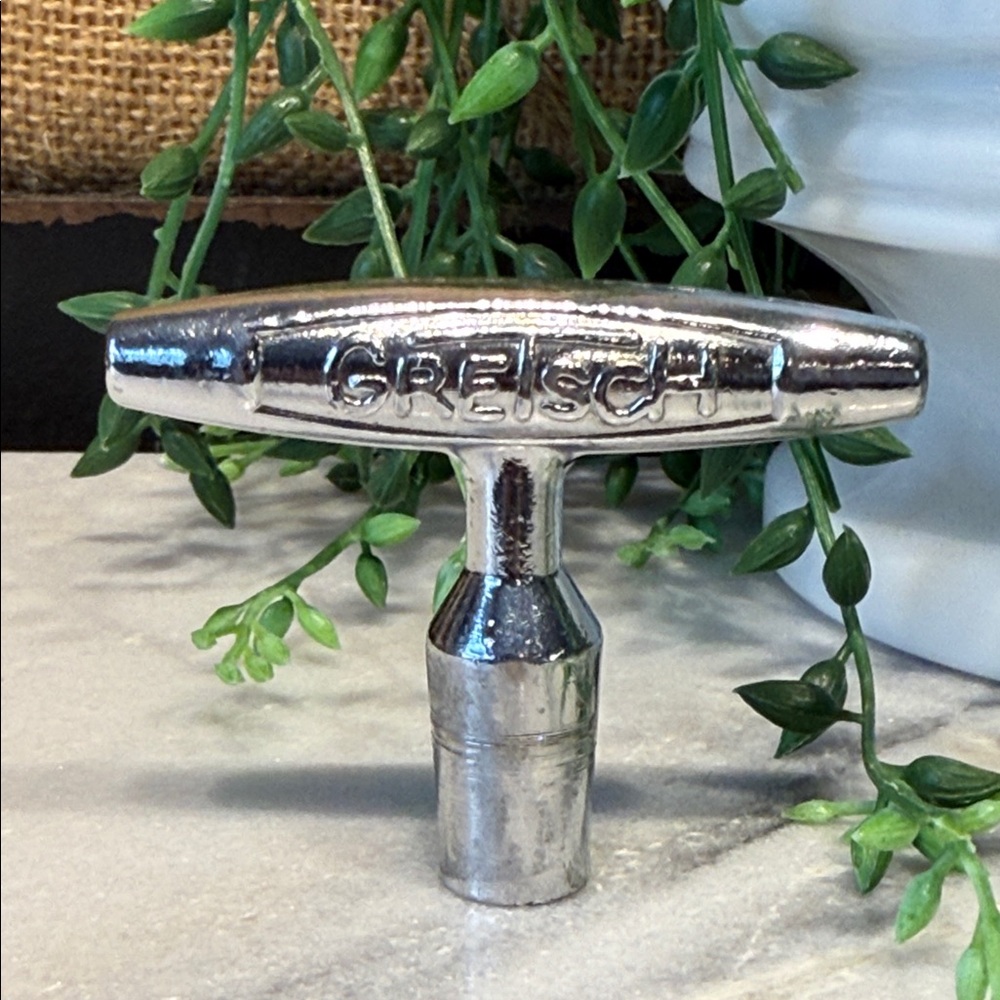 Vintage guitar turning key